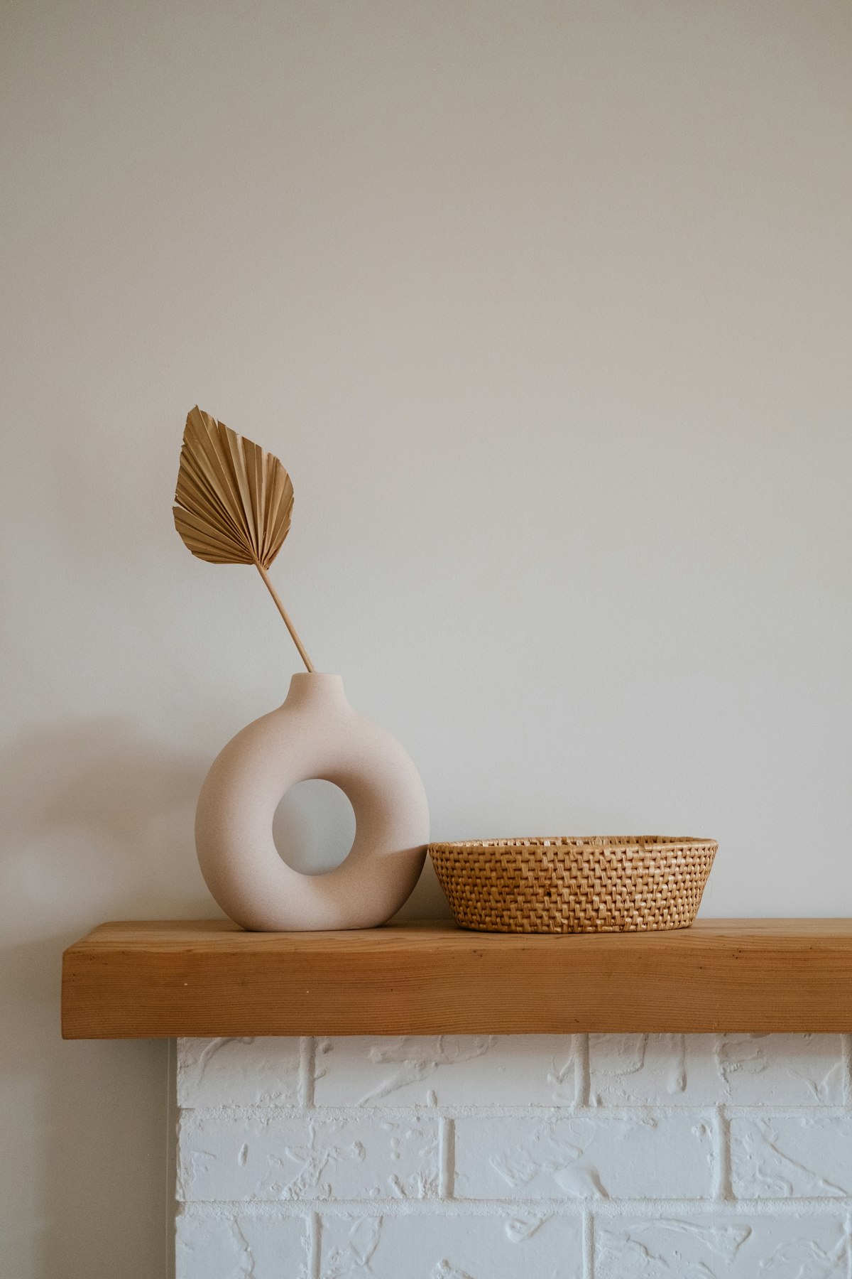 Vază ceramică sculpturală albă