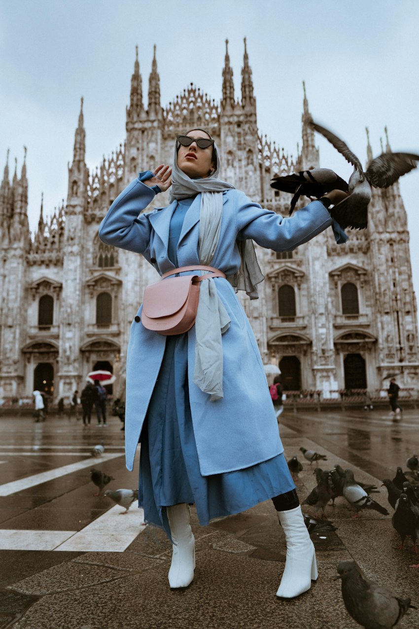 Ținută fashion surprinsă într-un cadru editorial